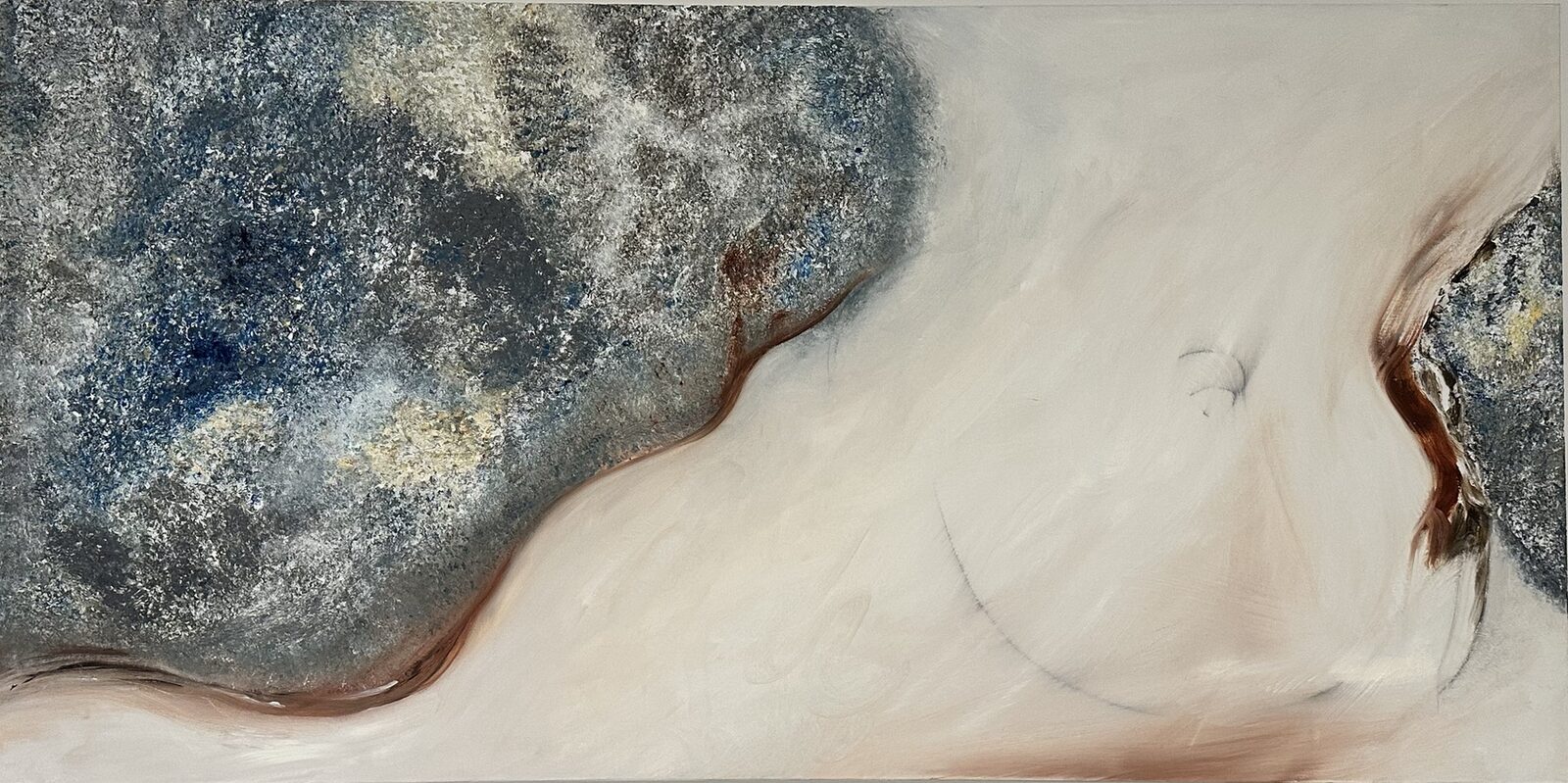 A wide canvas: a reclining torso in smooth cream paint, the navel and the curve of the body drawn in a faint line, framed by speckled blue-grey texture along a rust-red edge.